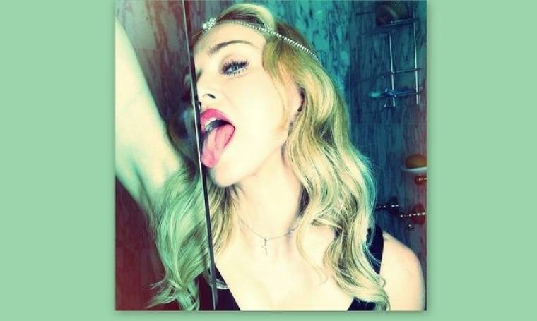 Madonna: Ποζάρει σέξι στο μπάνιο της αλά Miley Cyrus