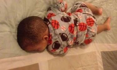Δεν θα το πιστεύετε πώς αντιδρά ένα μωρό που ενώ κοιμάται ακούει ένα τραγούδι! (βίντεο)