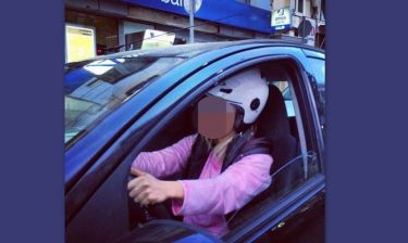 Απίστευτο! Ελληνίδα παρουσιάστρια οδηγεί αυτοκίνητο φορώντας κράνος