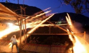 BBC: Η μάχη των πυροτεχνημάτων στην Χίο