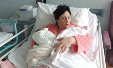 Συγκλονιστική φώτο: Αγκαλιά με το ζωντανό και το νεκρό μωρό της
