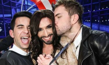 Eurovision 2014: Το φιλί του Νικόλα Ραπτάκη στην Conchita Wurst!