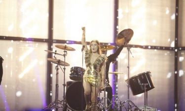 Eurovision 2014: Ηνωμένο Βασίλειο: Η 26χρονη Molly στη σκηνή με εφέ πύρινης βροχής!