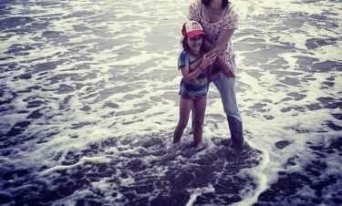 Παιχνίδια στη θάλασσα! Οι κούκλες μαμά και κόρη καλωσορίζουν το καλοκαίρι! (εικόνες)