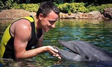 Τσέλσι: Φιλάει στο στόμα δελφίνια ο Τέρι (photos)
