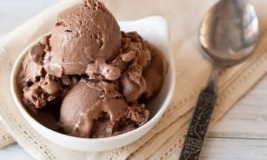 Φτιάξτε λαχταριστό, σπιτικό παγωτό σοκολάτας σε 3 βήματα!