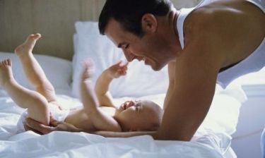 Ο εγκέφαλος των μπαμπάδων γίνεται πιο «μητρικός» όταν ανατρέφουν τα παιδιά τους