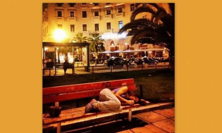 Γνωστή Ελληνίδα τραγουδίστρια κοιμάται στο παγκάκι!