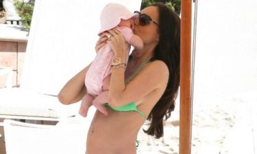 Tamara Ecclestone: Στην παραλία με τον άντρα και το μωρό της