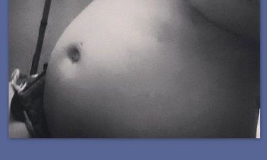 Τηλεπερσόνα είναι έγκυος και πόσταρε γυμνή της φωτογραφία