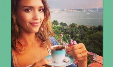 Jessica Alba: Το ταξίδι της στην Τουρκία και η λατρεία της στον παραδοσιακό καφέ