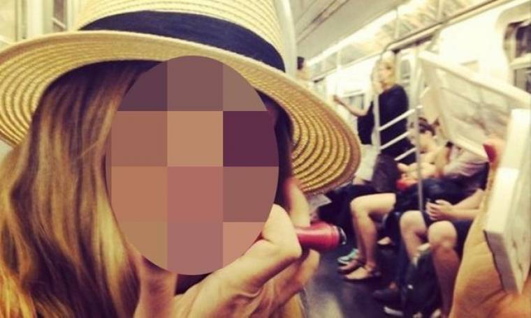 Πασίγνωστη ηθοποιός εθεάθη να βάφεται μέσα στο μετρό