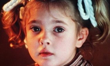 Το video που θα σας φτιάξει την μέρα: Η 4χρονη Drew Barrymore καταβροχθίζει μπισκοτάκια