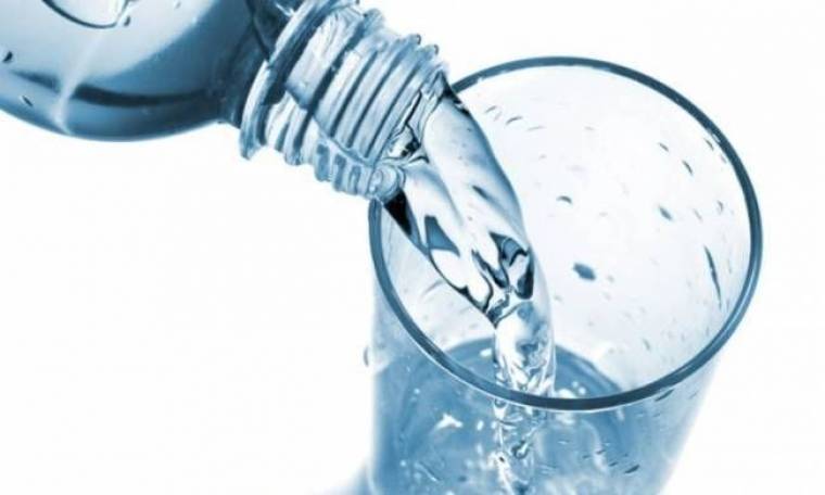 Πέντε λόγοι για να πιείτε νερό με άδειο στομάχι
