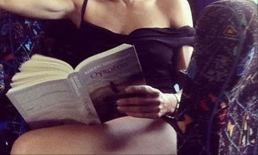Σέξι κι όποιος αντέξει ταξιδεύει με λεωφορείο και διαβάζει μυθιστόρημα η…