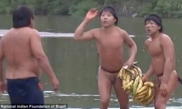 Ιθαγενείς του Αμαζονίου έρχονται σε επαφή με τον πολιτισμό! (pics+video)