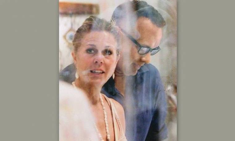 Tom Hanks: Νυχτερινή βόλτα στην Πάρο με την σύζυγο και τον γιο του