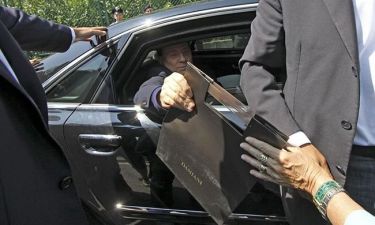 Μόνο ο Berlusconi! Χάρισε κοσμήματα σε θαυμάστριά του έξω από ίδρυμα ηλικιωμένων!