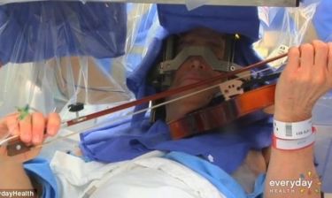 Απίστευτο: Βιολιστής παίζει βιολί την ώρα που χειρουργείται στον εγκέφαλο
