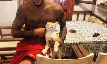 Γνωστός ποδοσφαιριστής ποζάρει με την… γάτα του