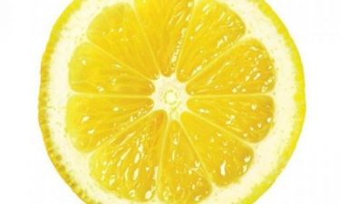 Πώς να πάρεις τον περισσότερο δυνατό χυμό από ένα λεμόνι
