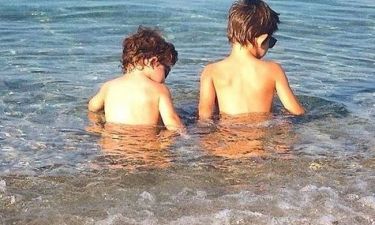Η Ράνια Θρασκιά απολαμβάνει την θάλασσα με τους γιους της