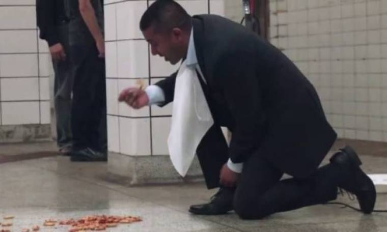 Τορόντο: Δε φαντάζεστε γιατί έφαγε από το πάτωμα του μετρό! (video+photos)