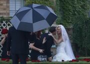 Ο γάμος 41χρονης παρουσιάστριας, τα κόκκινα λουλούδια και η βροχή!