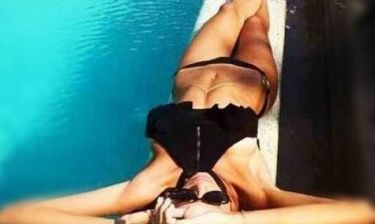 Θανατηφόρο κορμί: Η Ελληνίδα παρουσιάστρια προκαλεί με την sexy πόζα της
