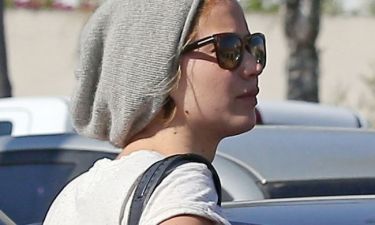 Jennifer Lawrence: Κυκλοφορεί με σκούφο και γυαλιά μετά τις γυμνές φωτογραφίες