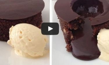 Ο απόλυτος πειρασμός: Πεντανόστιμο υγρό σοκολατένιο κέικ μέσα σε λίγα λεπτά!