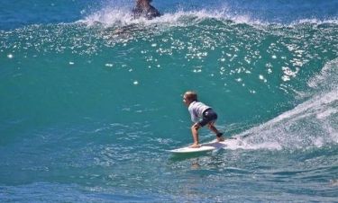 Γνωρίστε τον 6χρονο σέρφερ που «σκίζει» τα κύματα με την σανίδα του (βίντεο)