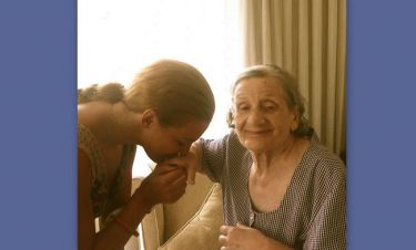 Μεριέμ Ουζερλί: Οι τρυφερές φωτογραφίες με τη γιαγιά της, που κάνουν θραύση στο facebook!