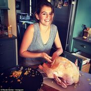Η κόρη της Cindy Crawford ετοίμασε την γαλοπούλα για την ημέρα των ευχαριστιών