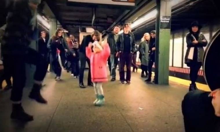 Ο χορός της μικρής στο μετρό έγινε viral με 1,3 εκατ. κλικ! (βίντεο)