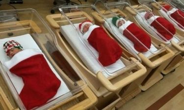 Όλα τα νεογέννητα που γεννήθηκαν τα Χριστούγεννα στολίστηκαν με κόκκινες καλτσούλες! (εικόνες&βίντεο)