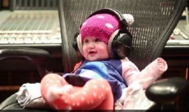 Ποια διάσημη τραγουδίστρια παρουσίασε το καινούριο της τραγούδι ανεβάζοντας ένα βίντεο με το μωρό της; (βίντεο)