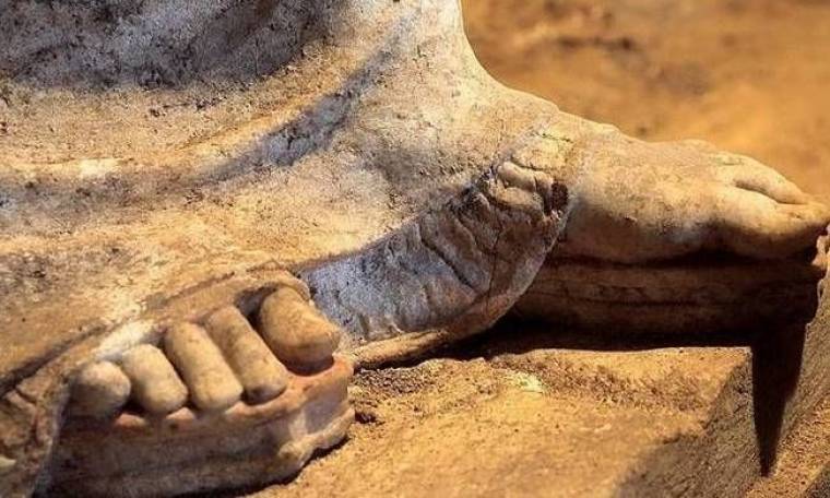 Αμφίπολη-ΥΠΟΙΚ: Τυμβωρύχοι «ανακάτεψαν» τον τάφο (pic)