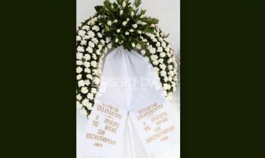 Ξήλωσαν τις κορδέλες απ' το στεφάνι της Κωνσταντοπούλου για την κηδεία του Ρούσσου