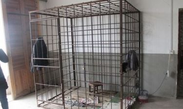 Σοκ: Κινέζος κρατά τον υπερκινητικό γιο του σε κλουβί