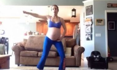 Αυτή η μαμά χορεύει το «Thriller» προσπαθώντας να προκαλέσει τον τοκετό της!(βίντεο)