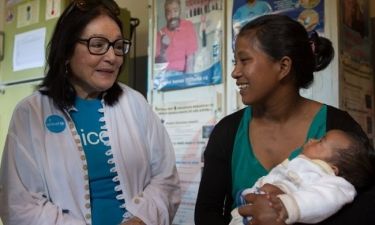 Η Νάνα Μούσχουρη στη Μαδαγασκάρη με την Unicef