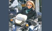 Δανάη Στράτου: Η σύζυγος του Βαρουφάκη… easy rider με μηχανή μεγάλου κυβισμού – Και χωρίς κράνος! (φωτό)