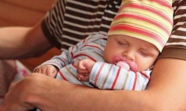 Οδηγός επιβίωσης για μπαμπάδες: Οι χρυσοί κανόνες που πρέπει να ακολουθήσετε όταν έρθει σπίτι η μαμά με το μωρό!