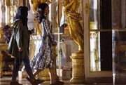 Γνωστή τραγουδίστρια πήγε στο παλάτι των Βερσαλλιών με παντόφλες
