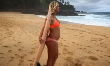 Η αθλήτρια που έχασε το χέρι της από καρχαρία... στον 6ο μήνα της εγκυμοσύνης της (φωτό)