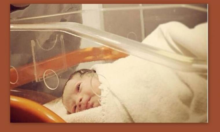 Ελληνίδα τραγουδίστρια έγινε μανούλα – Ιδού η πρώτη φωτογραφία του νεογέννητου
