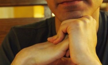 «Κρακ» στα δάχτυλα & αρθρίτιδα: Επιστημονικό πείραμα δίνει την οριστική απάντηση