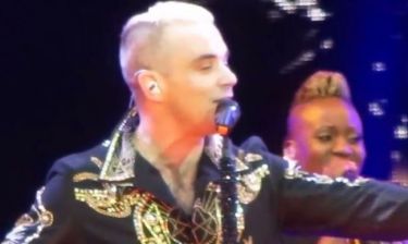 Robbie Williams: Αφιέρωσε το «Angels» στα θύματα της αεροπορικής τραγωδίας