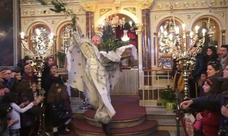 Χίος: Ο ιερέας με τα δαφνόφυλλα έκλεψε ξανά την παράσταση! (Video)